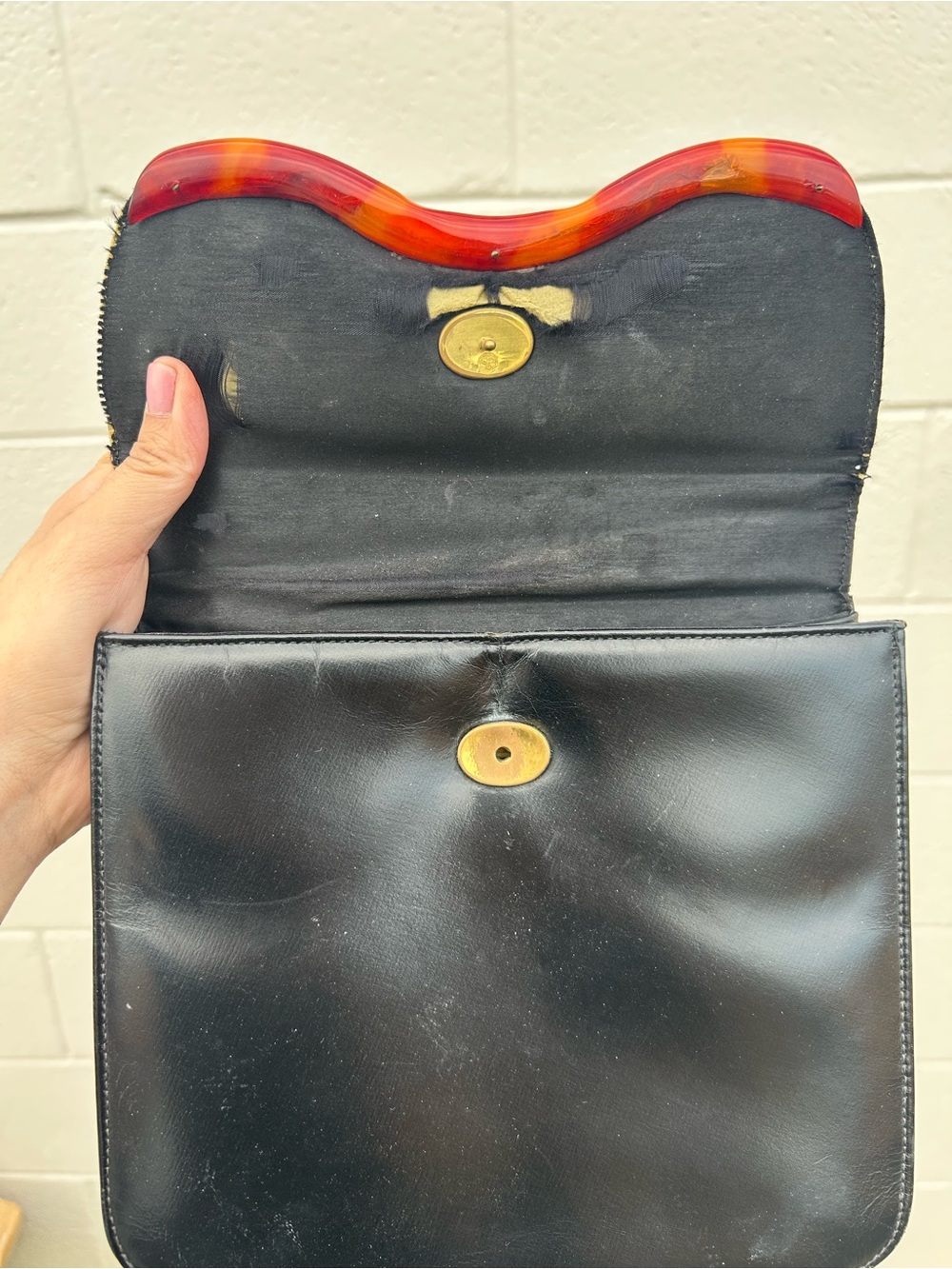 charming vintage black leather handbag Lucite Bakelite handle - Picture 5 of 9